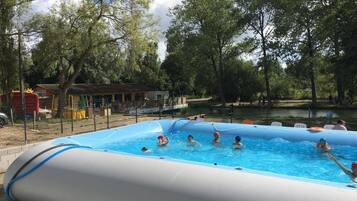 Kolam renang outdoor musiman, dengan kursi berjemur