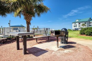 Outdoor dining - Waterfront Plantation Palms condo with pool & views from balcony (Fort Morgan)