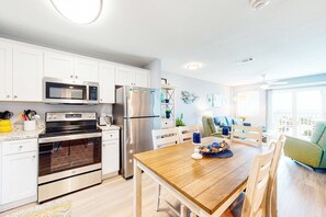 Fridge, microwave, oven, stovetop - Bright & cheery Gulf-side getaway at Plantation East with pools (Fort Morgan)