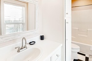 Shower, towels - Picture-perfect beach house with amazing Gulf views, WiFi & AC (Fort Morgan)