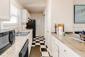 Fridge, microwave, oven, stovetop - Picture-perfect beach house with amazing Gulf views, WiFi & AC (Fort Morgan)