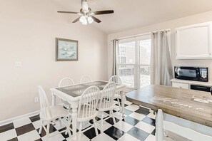 Dining - Picture-perfect beach house with amazing Gulf views, WiFi & AC (Fort Morgan)