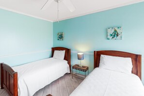 2 bedrooms, iron/ironing board, Internet, bed sheets - Third-floor condo with balcony, close beach access, pools, hot tubs & tennis (Fort Morgan)