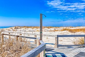 Property grounds - Third-floor condo with balcony, close beach access, pools, hot tubs & tennis (Fort Morgan)