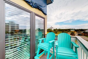 Property grounds - Third-floor condo with balcony, close beach access, pools, hot tubs & tennis (Fort Morgan)