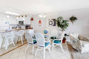 Dining - Gulf-Facing Condo w Balcony, WiFi, Central AC & Resort Pools Hot Tubs Tennis (Fort Morgan)