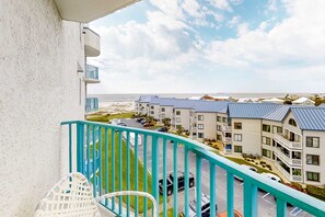 Property grounds - Gulf-Facing Condo w Balcony, WiFi, Central AC & Resort Pools Hot Tubs Tennis (Fort Morgan)