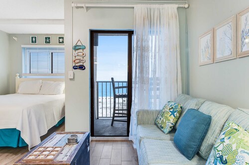 Fifth floor oceanfront studio with central AC, WiFi, pools and gym