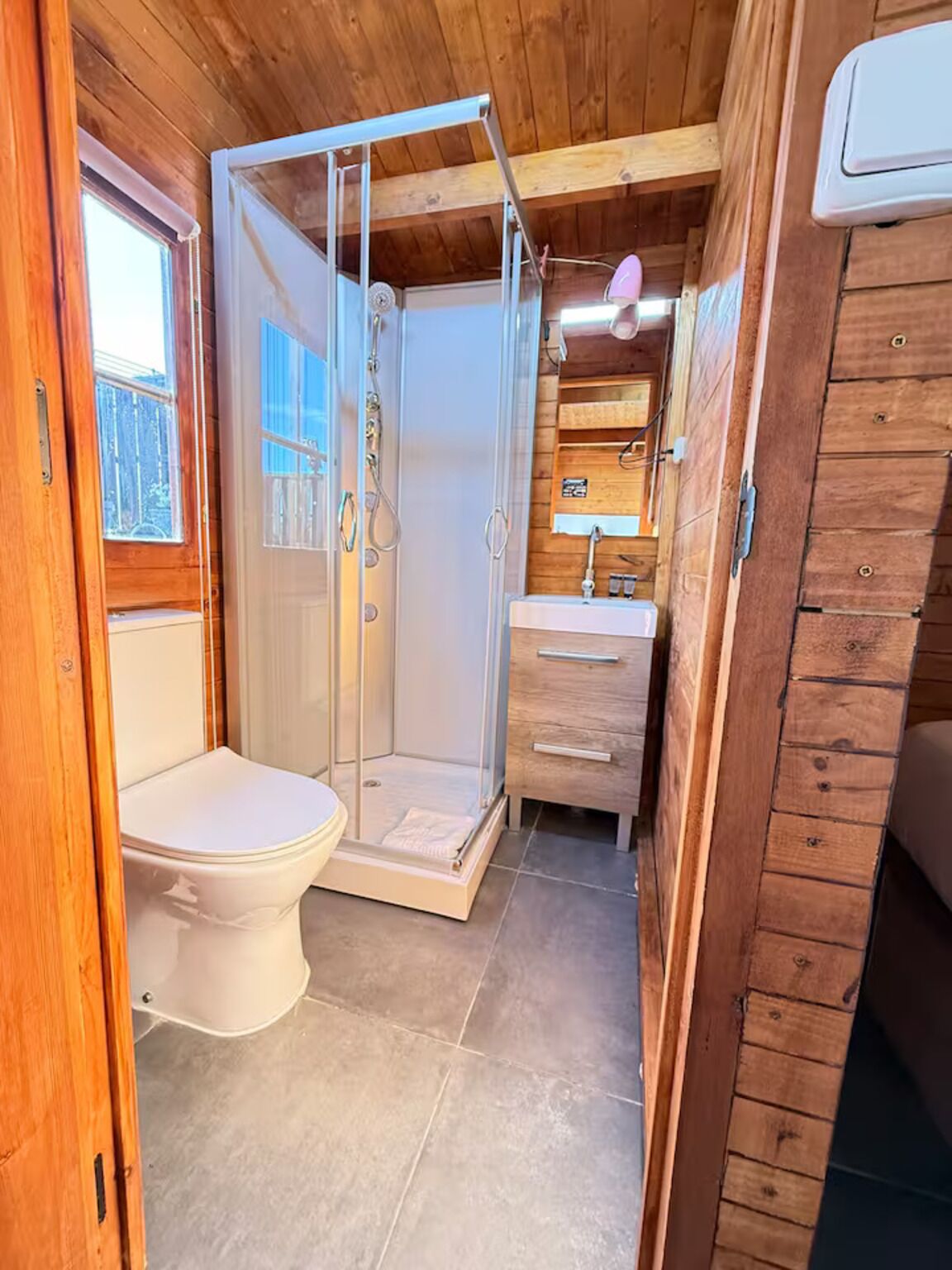 Een haardroger, handdoeken, zeep, toiletpapier