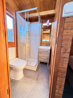 Sèche-cheveux, serviettes fournies, savon, papier toilette