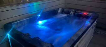 Intimate and exclusive penthouse cabin with jacuzzi, terrace and barbecue