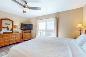 2 bedrooms, WiFi, bed sheets - Gulf-Front: Dolphins, Starlight & Steps to Beach (Fort Morgan)