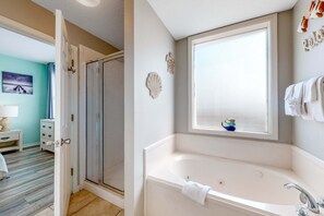 Shower, towels - Bay View Condo with Private Balcony, AC, WiFi & Access to Shared Hot Tubs Pools (Fort Morgan)
