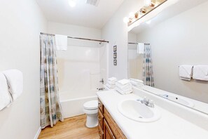 Shower, towels - Dog-friendly home near the beach with grill, central AC & balcony (Fort Morgan)