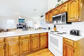 Fridge, microwave, oven, stovetop - Dog-friendly home near the beach with grill, central AC & balcony (Fort Morgan)