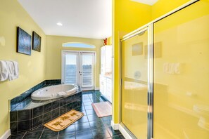 Shower, hair dryer, towels - Gulf-Front Retreat with Private Balcony and Direct Beach Access (Fort Morgan)