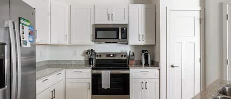 Réfrigérateur, table de salle à manger