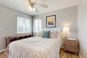 3 bedrooms, iron/ironing board, WiFi, bed sheets - Gulf view duplex with multi-level balcony, hot tub (Fort Morgan)