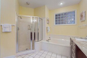 Shower, hair dryer, towels - Family-friendly condo on golf course w shared pool & close to the beach (Gulf Shores)