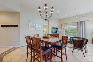 Dining - Family-friendly condo on golf course w shared pool & close to the beach (Gulf Shores)