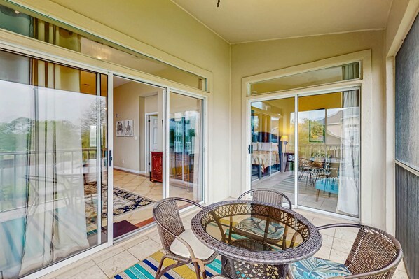 Outdoor dining - Family-friendly condo on golf course w shared pool & close to the beach (Gulf Shores)