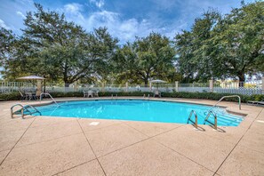 Pool - Family-friendly condo on golf course w shared pool & close to the beach (Gulf Shores)