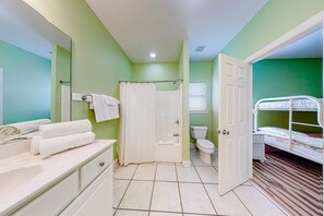 Shower, hair dryer, towels - Great duplex with large decks and shared pool (Fort Morgan)