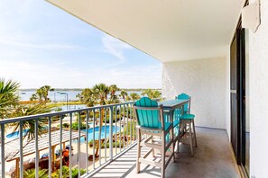 Outdoor dining - Spacious condo with pool & hot tub - tennis available on-site (Gulf Shores)
