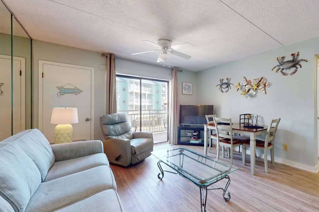 Televisie, een dvd-speler en een kantoor