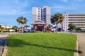 Exterior - Snowbird-friendly condo with WiFi, on-site pools, hot tub, golf, & tennis (Gulf Shores)