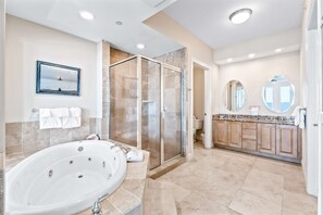 Shower, hair dryer, towels - Luxurious condo with pool, hot tub, & new bedroom furniture - steps to the beach (Gulf Shores)