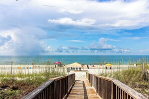Beach nearby - Luxurious condo with pool, hot tub, & new bedroom furniture - steps to the beach (Gulf Shores)