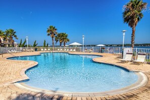 Pool - Luxurious condo with pool, hot tub, & new bedroom furniture - steps to the beach (Gulf Shores)