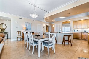 Interior - Luxurious condo with pool, hot tub, & new bedroom furniture - steps to the beach (Gulf Shores)