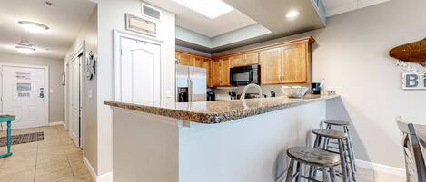 Kjøleskap, mikrobølgeovn, ovn og kokeplater