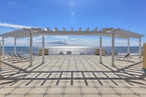 Property grounds - Updated 5th-floor condo with Gulf view, balcony, pool, & hot tub - near beach (Fort Morgan)