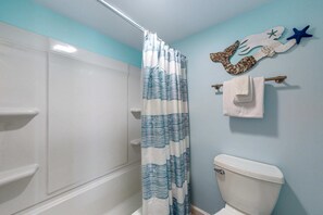Shower, towels - Beachfront suite with kitchenette, saltwater pool, tennis & putting green (Fort Morgan)