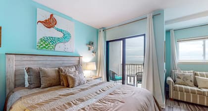 Beachfront suite with kitchenette, saltwater pool, tennis & putting green