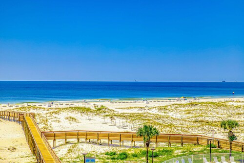 Beachfront suite with kitchenette, saltwater pool, tennis & putting green