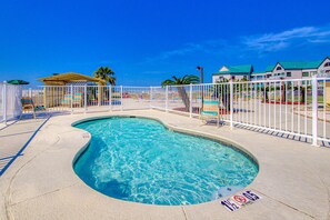 Pool - Beachfront suite with kitchenette, saltwater pool, tennis & putting green (Fort Morgan)