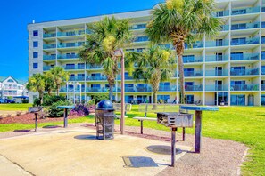 Outdoor dining - Beachfront suite with kitchenette, saltwater pool, tennis & putting green (Fort Morgan)