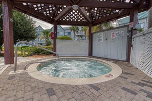 Outdoor spa tub - Second-floor condo with pool, hot tub, ocean view, fast WiFi & central AC (Fort Morgan)