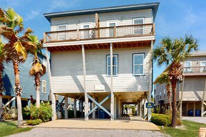 Exterior - Lagoon-front dog-friendly duplex with heated outdoor pool, hot tub, & central AC (Gulf Shores)