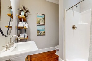 Shower, towels - Lagoon-front dog-friendly duplex with heated outdoor pool, hot tub, & central AC (Gulf Shores)
