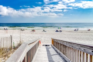 On the beach - Sunny, Gulf-front beach condo with central AC & a pool (Gulf Shores)