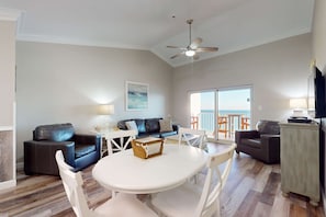 TV, offices - Delightful beachfront condo w/ a furnished balcony, views, & a shared pool (Gulf Shores)