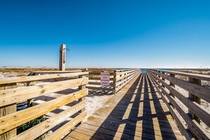 Beach nearby - Snowbird-Friendly Condo w/Beach Access, Shared Outdoor Pool, Private Balcony (Orange Beach)