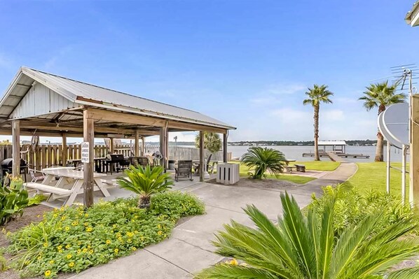 Outdoor dining - Waterfront condo with shared outdoor pool, furnished balcony, & beach access (Gulf Shores)
