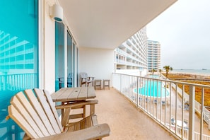Property grounds - Ocean & Gulf front condo w/furnished balcony, shared in/outdoor pools, & hot tub (Gulf Shores)