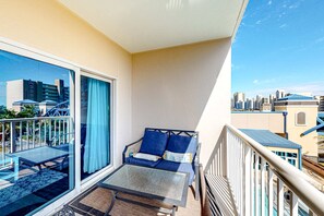 Property grounds - Luxury Gulf-view condo with pool, hot tub & sauna - walk to the beach (Gulf Shores)